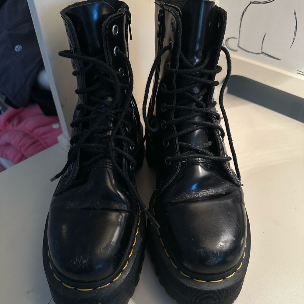 This is JADON BOOT SMOOTH LEATHER PLATFORMS.